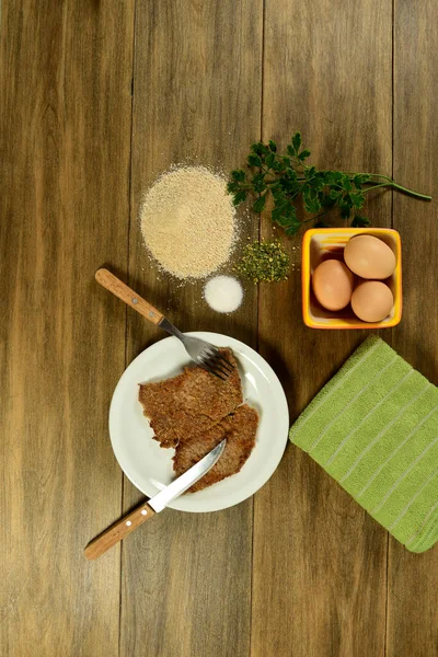 Milanolu dana eti masada malzemelerle sunuluyor.