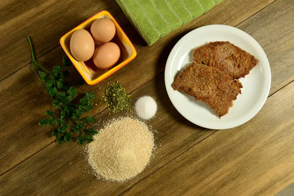 Milanolu dana eti masada malzemelerle sunuluyor.