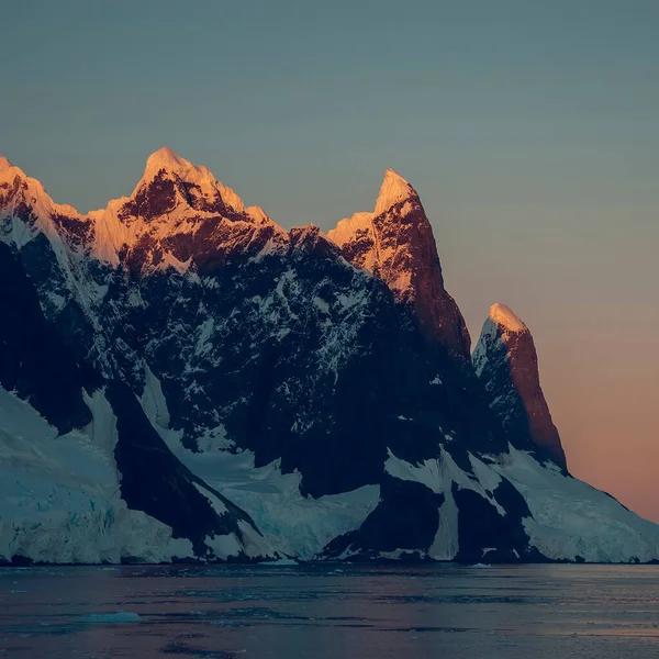 Lemaire Boğazı Kıyı Manzarası Dağlar Buzdağları Antarktika Yarımadası Antartika — Stok fotoğraf