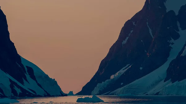 Lemaire Strait Coastal Landscape Mountains Icebergs Antarctic Peninsula Antartica — Fotografia de Stock