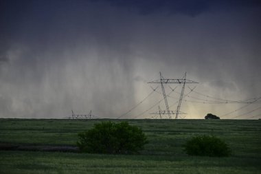 Pampa, La Pampa, Patagonya, Arjantin üzerindeki elektrik hatları ve fırtına