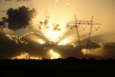 La Pampa Arjantin Enerji Aktarımı Konseptinde Sunset 'te Yüksek Voltaj Elektrik Hattı