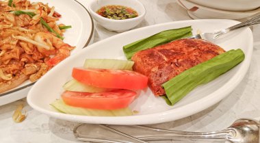 Otah adındaki Güneydoğu Asya 'lı uzmanlar hepsi beyaz, mermer desenli bir masaya dizilmiş. 