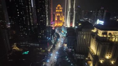 Gece boyunca modern yüksek binalar ve daha eski, düşük yoğunluklu yerleşim ve ticari alanların karışımının hakim olduğu büyük, yoğun bir metropol şehrinin hızlandırılmış çekimi