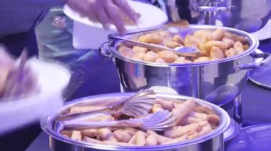 Akşam yemeğinde ya da düğün resepsiyonunda servis edilen lezzetli yemekler.