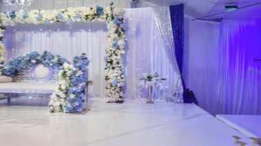 Düğün için zarif bir kanepe.