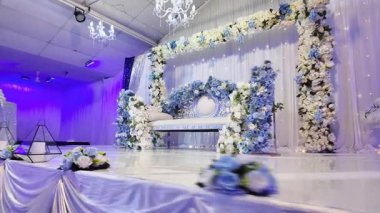 Düğün için zarif bir kanepe.