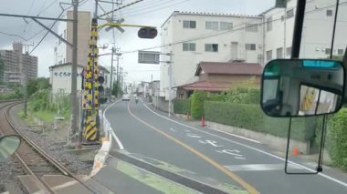 Tokyo, Japonya, 01.01.2025 Bir tur otobüsünün içinden ilk kişi Japonya caddesi ve otoyolu boyunca seyahat ediyor.