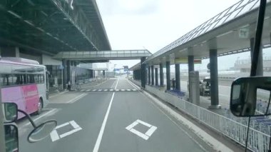 Tokyo, Japonya, 01.01.2025 Bir tur otobüsünün içinden ilk kişi Japonya caddesi ve otoyolu boyunca seyahat ediyor.