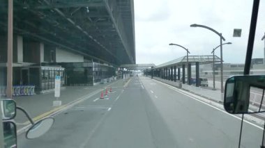 Tokyo, Japonya, 01.01.2025 Bir tur otobüsünün içinden ilk kişi Japonya caddesi ve otoyolu boyunca seyahat ediyor.