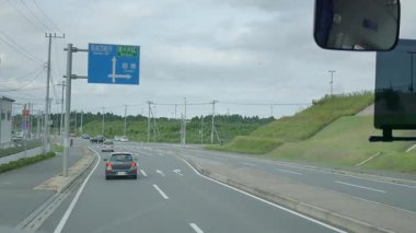 Tokyo, Japonya, 01.01.2025 Bir tur otobüsünün içinden ilk kişi Japonya caddesi ve otoyolu boyunca seyahat ediyor.