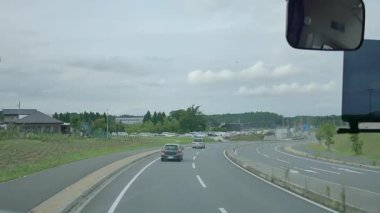 Tokyo, Japonya, 01.01.2025 Bir tur otobüsünün içinden ilk kişi Japonya caddesi ve otoyolu boyunca seyahat ediyor.