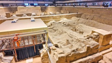 Xian, Çin, 1 Ocak 2026, Terracotta Ordu kazı alanı Xi 'an' daki müze salonunda binlerce antik Qin hanedanlığı savaşçı heykeli sergileniyor.