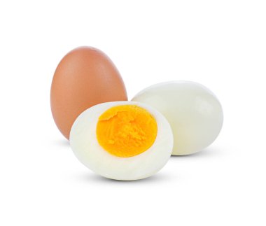 Kaynamış yumurta beyaz arkaplanda izole.