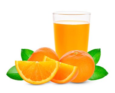 Portakal suyu ve beyaz arka planda izole edilmiş portakal dilimleri