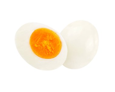 Kaynamış yumurta beyaz arkaplanda izole.