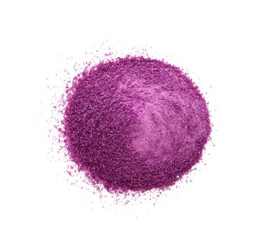 beyaz arkaplanda mor tatlı patates tozu
