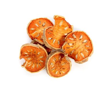 Aegle marmelo. Beyaz arkaplanda kuru bael meyvesi