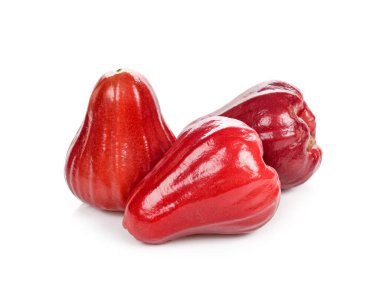 Beyaz arkaplanda gül elmaları izole.