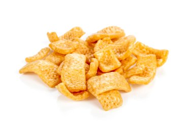 Atıştırmalıklar, beyaz arka planda karamel kaplı çıtır börekler..