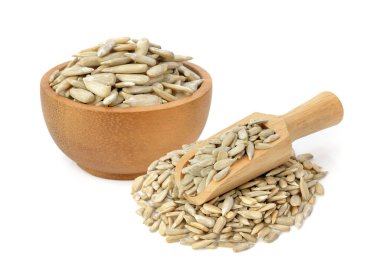 Beyaz arkaplanda izole edilmiş ayçiçeği tohumları