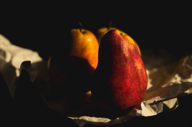 Sabahleyin masada üç armut sağlıklı kahvaltı.