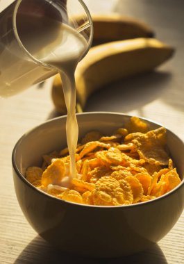 Muzlu ve sütlü mısır gevreğinin sabah kahvaltısı.