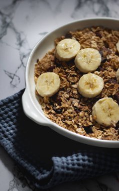 Çikolatalı, kuru üzümlü ve muzlu müsli.