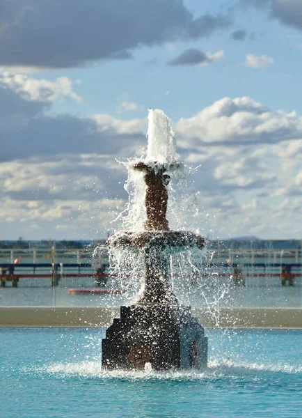 Vista Vicino Della Fontana Con Piscina Dolcemente Offuscata Sullo Sfondo — Foto Stock