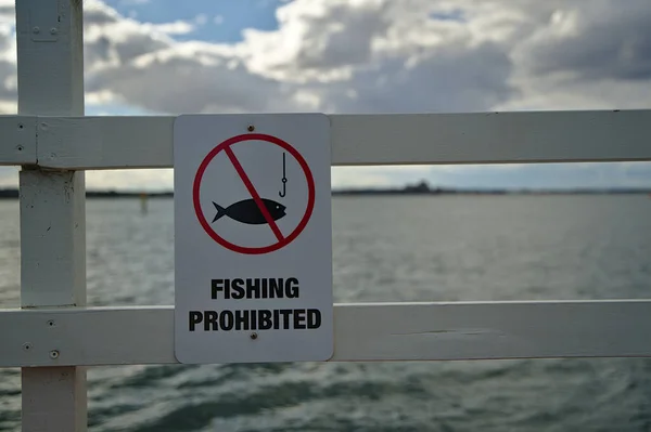 Cartel Pesca Prohibido Puerta Blanca Llanura —  Fotos de Stock