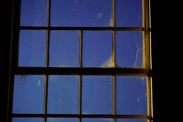 Ventana Abandonada Con Telarañas Cielo Azul Fondo — Foto de Stock