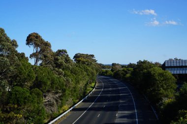 Kilitleme sırasında boş caddenin uzak görünümü