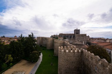 İspanya 'da güçlendirilmiş ortaçağ şehri Avila' nın duvarlarından manzara