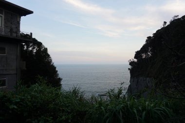 Enoshima Adası 'ndaki kayalıkların ve deniz manzarasının manzarası. Enoshima Japonya 'da küçük bir açık deniz adasıdır.
