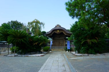 Fujisawa / Japonya - 11 Eylül 2019: Yugyo-ji Tapınağı. Chujaku-mon Kapısı, 1859 'da inşa edilmiş, bölgedeki en eski ahşap bina.