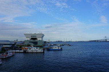 Kanagawa Eyaleti Japonya - 12 Eylül 2019: rıhtımdaki küçük tekneler. Osanbashi İskelesi. Yokohama Limanı 'ndaki uluslararası yolcu iskelesi. Naka Koğuşu' nda.