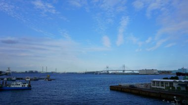 Kanagawa Eyaleti Japonya - 12 Eylül 2019 Tokyo Körfezi. Arka planda Yokohama Körfezi Köprüsü