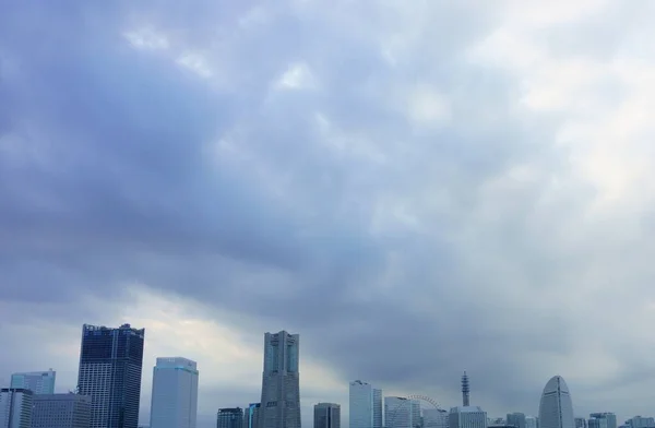 Thunderous Molnig Himmel Över Höga Byggnader Yokohama Minato Mirai — Stockfoto