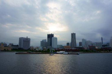 Kanagawa Bölgesi Japonya. Yokohama Minato Mirai binalarının üzerinde gök gürültülü bulutlu gökyüzü