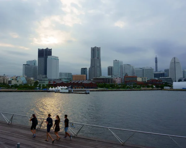 Kanagawa Japan Setembro 2019 Osanbashi Pier Jovens Altos Caminham Longo — Fotografia de Stock