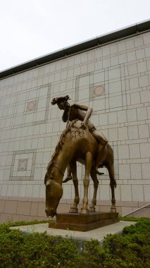 Kanagawa Bölgesi Japonya - 13 Eylül 2019: Genç Barış Şövalyesi Yokohama Sanat Müzesi 'nin önünde duruyor