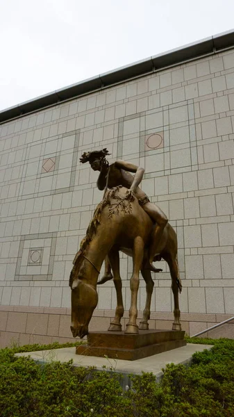 Kanagawa Bölgesi Japonya - 13 Eylül 2019: Genç Barış Şövalyesi Yokohama Sanat Müzesi 'nin önünde duruyor