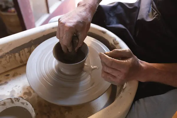 Male Potter Working Pottery Studio Working Potters Wheel Small Creative — Stock Photo, Image