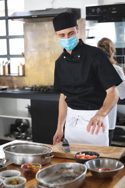 Cozinheiro Caucasiano Com Máscaras Cozinha Chef Estagiário Uma Mesa Preparando — Fotografia de Stock