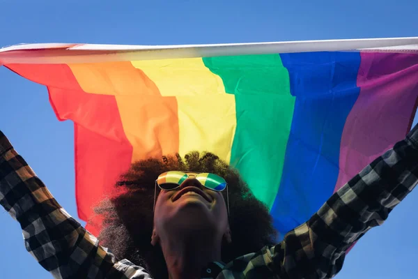 Mujer Raza Mixta Pie Azotea Con Bandera Arco Iris Género — Foto de Stock