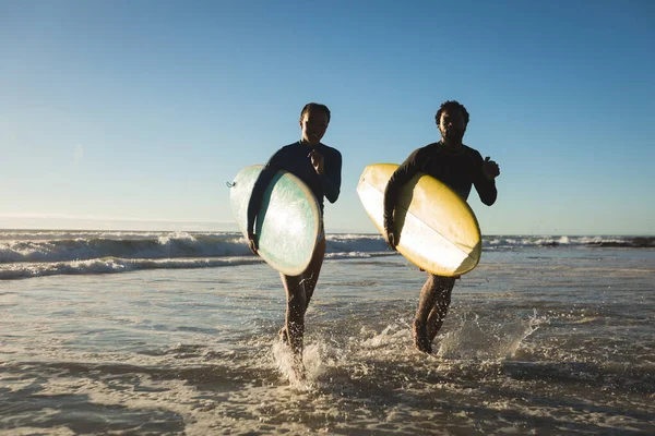 Счастливая Африканская Американская Пара Выбегающая Море Досками Серфинга Здоровый Отдых — стоковое фото