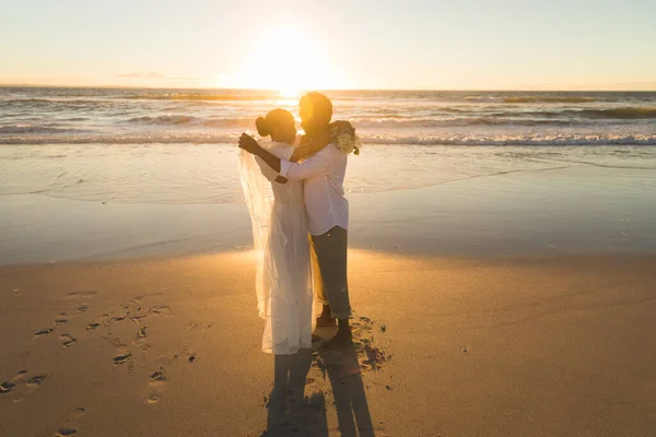 Casal Afro Americano Apaixonado Casar Abraçando Praia Durante Pôr Sol — Fotografia de Stock
