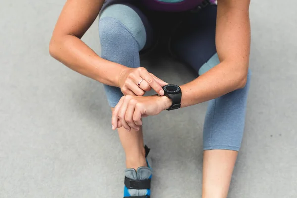 Midsection Woman Checking Smartwatch Preparing Climb Indoor Climbing Wall Fitness — Stock Photo, Image