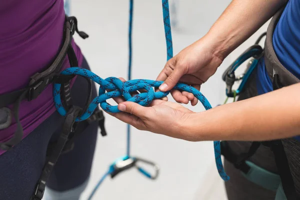 Middel Van Twee Vrouwen Die Zich Voorbereiden Een Klim Bij — Stockfoto