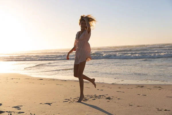 Kaukasische Frau Bikini Und Pullover Amüsiert Sich Strand Gesunde Freizeit — Stockfoto